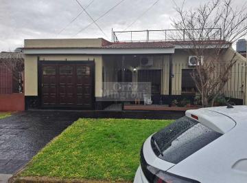 Casa · 191m² · 3 Ambientes · 3 Cocheras · Casa Chalet en Venta en Lomas de Zamora, G. B. a. Zona Sur, Argentina