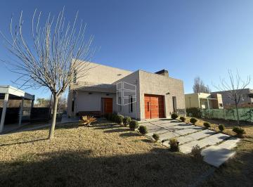 Casa · 170m² · 5 Ambientes · 2 Cocheras · Venta - Propiedad de Nivel Gerencial en Barrio Jockey - C105