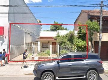 Casa · 135m² · 6 Ambientes · 2 Cocheras · Excelente Inmueble Comercial Sobre Av 25 de Mayo.