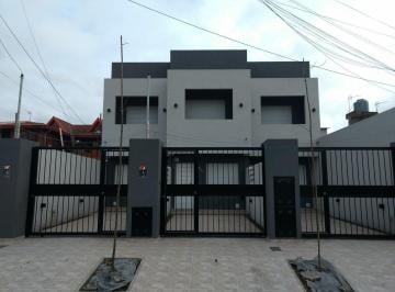 Casa · 90m² · 2 Dormitorios · 1 Cochera · Hermoso Duplex Estilo Minimalista en Alquiler. Villa Tesei