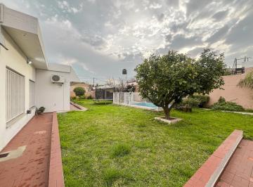 Casa · 209m² · 5 Ambientes · 2 Cocheras · Casa de 3 Dorm. con Gran Jardín, Cochera Pasante y Pilete en Ludueña