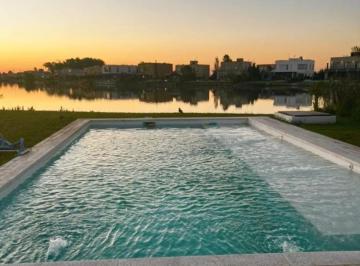 Casa · 220m² · 5 Ambientes · Casa a La Laguna con Pileta - Cruz del Sur - San Vicente