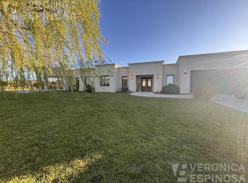 Casa · 195m² · 5 Ambientes · 4 Cocheras · Casa en Venta de Cinco Ambientes, Lujan, Santa Matilda