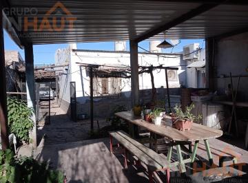 Casa · 300m² · 8 Ambientes · 1 Cochera · Casa con Local, en Catriel