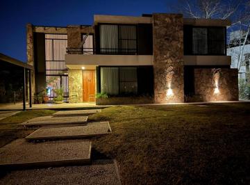 Casa · 270m² · 5 Ambientes · 4 Cocheras · Casa en Venta en Haras Santa Maria Impecable