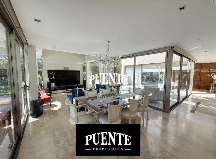 Casa · 300m² · 7 Ambientes · 2 Cocheras