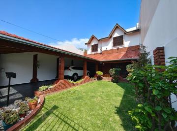 Casa · 252m² · 5 Ambientes · 2 Cocheras · Chalet en Venta 4 Dorm. Garage Patio Impecable!