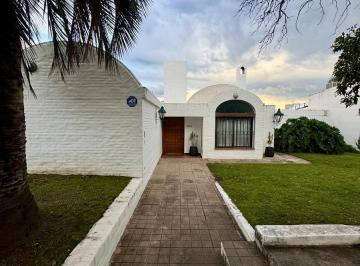 Casa · 276m² · 4 Ambientes · 2 Cocheras · ¡Venta! Amplia y Hermosa Casa en Urca ¡Toda en Una Planta!