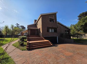 Casa · 238m² · 3 Dormitorios · 4 Cocheras · Casa en López Camelo