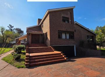 Casa · 238m² · 3 Dormitorios · 4 Cocheras · Casa en López Camelo