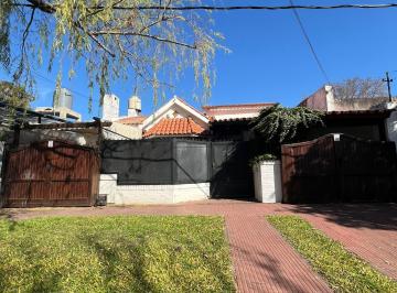 Casa de 6 ambientes, Rosario · 3 Dorm., Piscina y Doble Cochera en Alberdi!