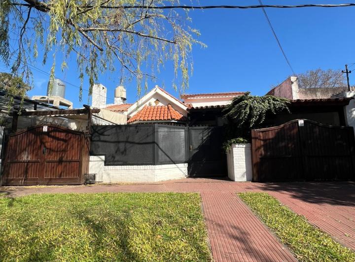 Casa · 210m² · 6 Ambientes · 2 Cocheras