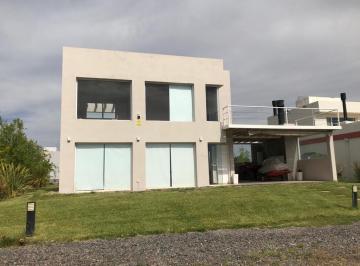 Casa · 132m² · 3 Ambientes · 1 Cochera · Venta Casa Vista Al Lago - Mari Menuco