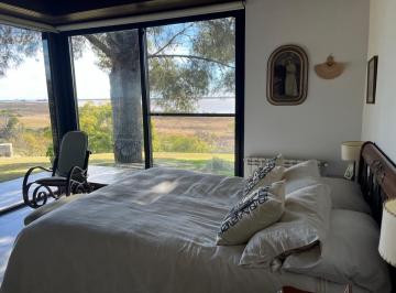 Casa · 9557m² · 2 Dormitorios · 3 Cocheras · Importante Casa con Vista Al Rio