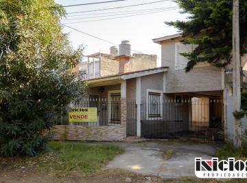 Casa de 3 ambientes, Mar de Ajó · Propiedad en Block con Patio y Estacionamiento - C334