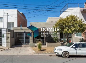 Casa · 185m² · 2 Dormitorios · 1 Cochera · Venta Casa con Local Comercial Alto La Loma