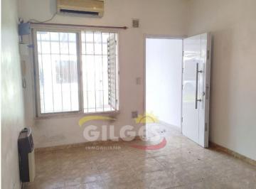 Casa · 104m² · 4 Ambientes · 1 Cochera · Venta de Triplex 4 Ambientes en Ramos Mejia con Garage y Patio