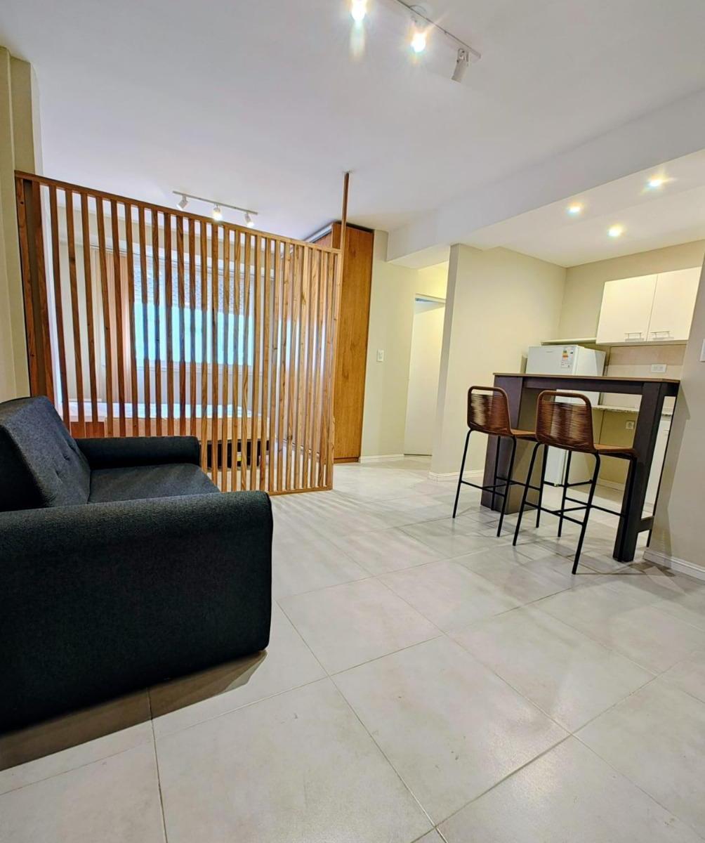 Cocina integrada por barra desayunadora y ventilación natural, conexión para lavarropas, alacenas y bajo mesada a medida nuevos. Sector de dormitorio con división, amplio placard a estrenar y ventana