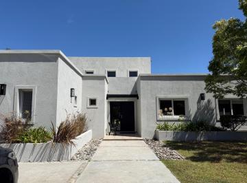 Casa · 179m² · 4 Ambientes · 1 Cochera · Casa en Venta en St matthew'S