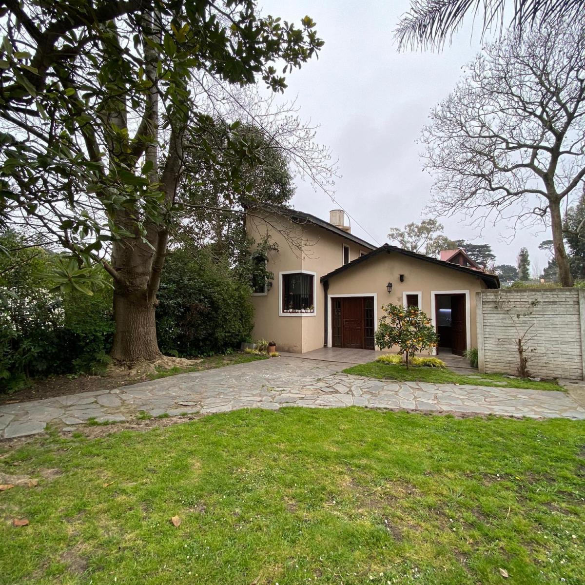 Chalet de 4ambientes con parque y pileta en el corazón del Bosque Peralta Ramos