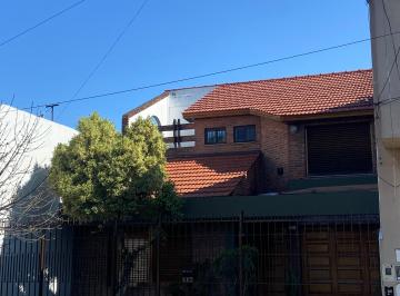 Excelente e impecable Chalet 5 Ambientes
Sobre un lote de 8.66m x 36,38 cochera · Chalet Impecable. Excelente Calidad de Construcción. Digno de
