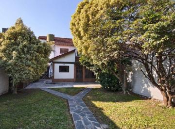 Casa de 5 ambientes, Lanús · Chalet Impecable. Excelente Calidad de Construcción. Digno de Ver! Apto Crédito Bancario!
