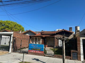 Casa de 4 ambientes, Morón · V. Sarmiento - Chalet Clásico - 4 Amb + Cocina - Diario + Liv. Estar + Lav. Cub y Amp. Jardin