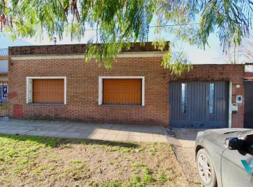 Casa · 85m² · 3 Ambientes · 3 Cocheras · Casa en Castelar Norte 3 Amb. con Departamento de 2 Amb. y Galpon