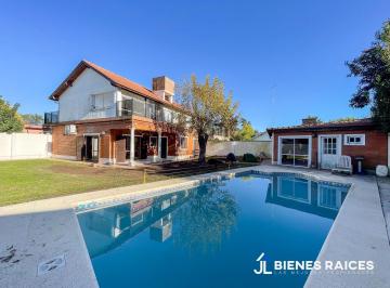 Casa · 230m² · 7 Ambientes · Casa en Venta en Parada Robles, Olmo Viejo.