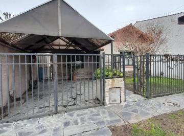 Casa · 140m² · 4 Ambientes · 1 Cochera · Venta o Permuta, Casa 4 Ambientes con Parque y Terraza