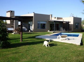 Casa · 97m² · 4 Ambientes · Casa en Venta Dos Dorm. con Patio y Pileta - Puerto Roldan