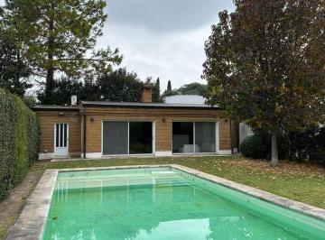 Casa · 253m² · 7 Ambientes · 2 Cocheras · Hermosa Casa en Fisherton con Gran Parque, Pileta y Quincho!