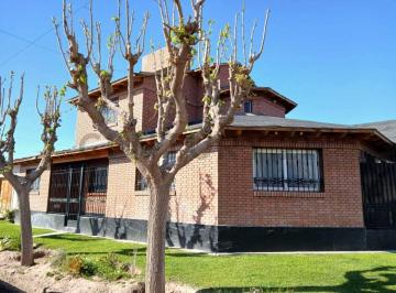 Casa · 299m² · 8 Ambientes · 2 Cocheras · Casa en Venta en Maipú