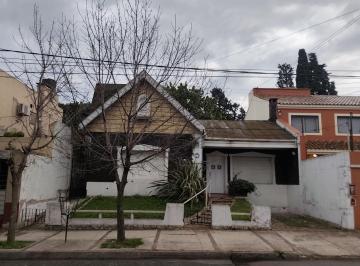 Casa · 300m² · 7 Ambientes · 1 Cochera · Chalet en Venta - Moron Norte
