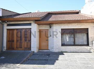 Casa · 242m² · 5 Ambientes · 1 Cochera · Casa en Venta 5 Ambientes Ramos Mejia
