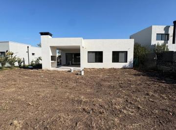 Casa · 546m² · 4 Ambientes · Casa en Venta en Santa Emilia
