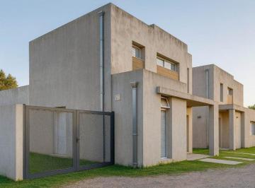 Casa · 195m² · 4 Ambientes · 1 Cochera · Casa Fisherton Tucuman 8390 – 2 Dorm, Jardín y Cochera