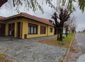 Casa · 142m² · 2 Dormitorios · 2 Cocheras · Casa a La Venta