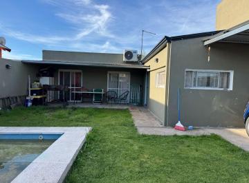 Casa · 46m² · 2 Dormitorios · 1 Cochera · Vendo Casa con Pileta en San Justo, Entre Ríos.
