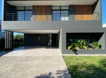 Casa · 199m² · 6 Ambientes · 2 Cocheras · Casa en Venta Sobre Lote Interno con Pileta de Primera Calidad en Haras de Santa Maria