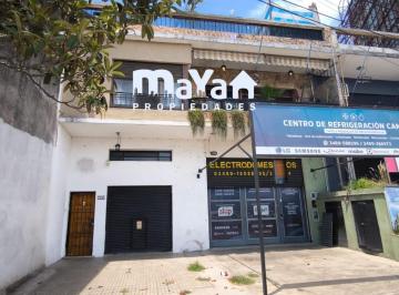 Local comercial · 306m² · 4 Ambientes · 1 Cochera · Local y Dos Departamentos en Av Rivadavia Frente Al Arco