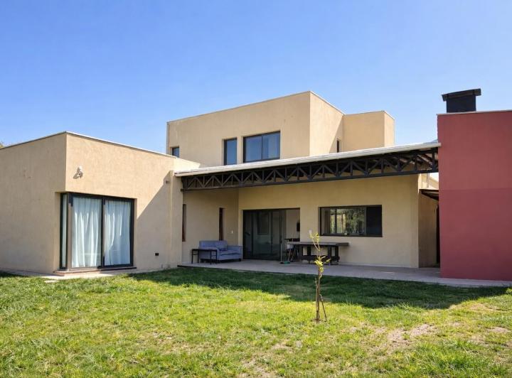 Casa · 260m² · 7 Ambientes · 1 Cochera