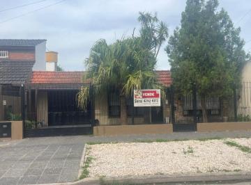 Casa de 3 ambientes, Lomas de Zamora · Casa de 3 Ambientes con Cochera, Ubicada Sobre La Calle Viena 970
