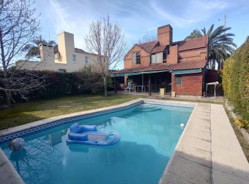 Casa · 140m² · 4 Ambientes · 4 Cocheras · Venta Casa Chalet Apto Crédito en Barrio Francisco Álvarez