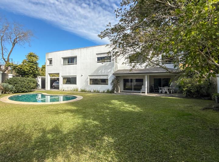Casa · 382m² · 9 Ambientes · 4 Cocheras