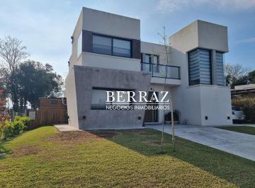 Casa · 240m² · 5 Ambientes · 4 Cocheras · Casa Alquiler Temporario 3 Dorm. Barrio Santa Lucía Lote de 600 m² Pilar del Este