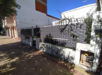 Casa de 3 ambientes, La Plata · (58 y 19) Casa con (2) Dorm., Jardin, Cochera y Amplio Parque en Venta en La Plata