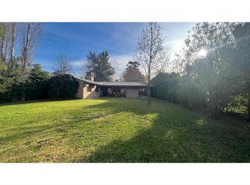Casa · 204m² · 4 Ambientes · 2 Cocheras · Casa en Alquiler Roldan