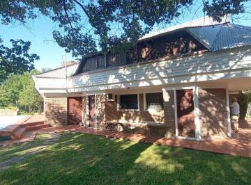Casa · 150m² · 5 Ambientes · 3 Cocheras · Venta de Cuatro Lotes de Terreno con Hermosa Casa con Jardin y Pileta, en Funes, Posibilidad de Pro