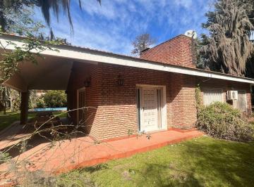 Casa · 240m² · 5 Ambientes · 2 Cocheras · Casa con Jardin en Barrio Centro Funes, Terreno de 1000 m²